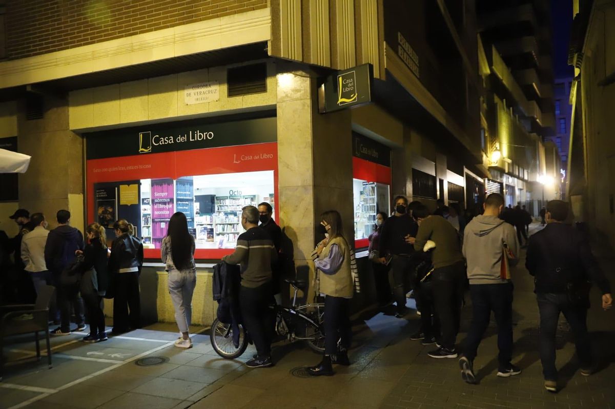 Largas colas para comprar el libro