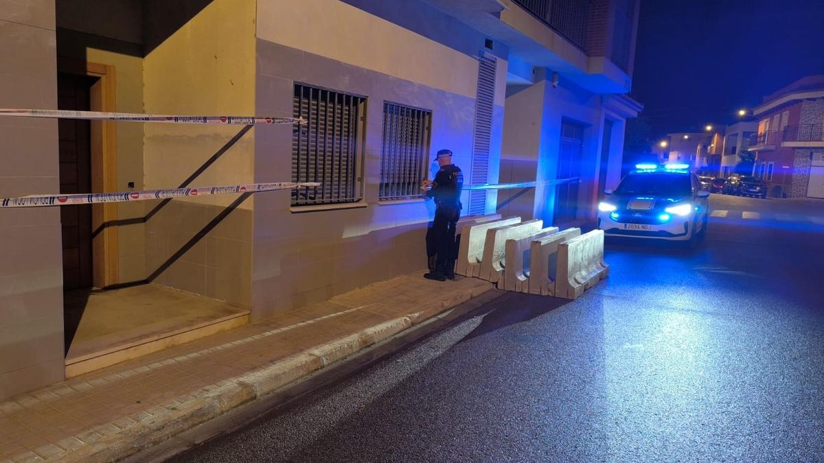 Un agente precinta el edificio tras el desalojo.