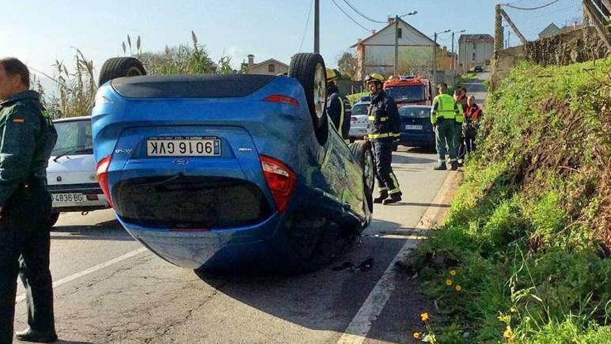 Una pareja de octogenarios, heridos tras salirse de la vía y volcar en Coiro el coche que ocupaban