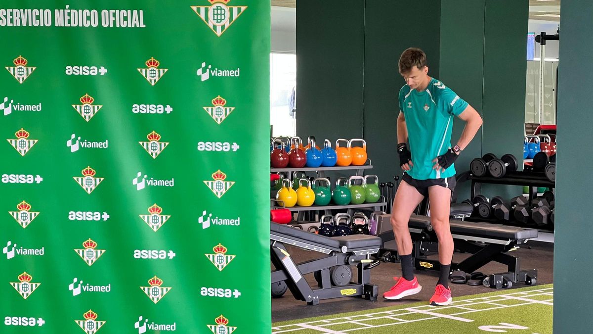 Primer día de reconocimientos médicos en el Betis antes de iniciar la pretemporada en Portugal
