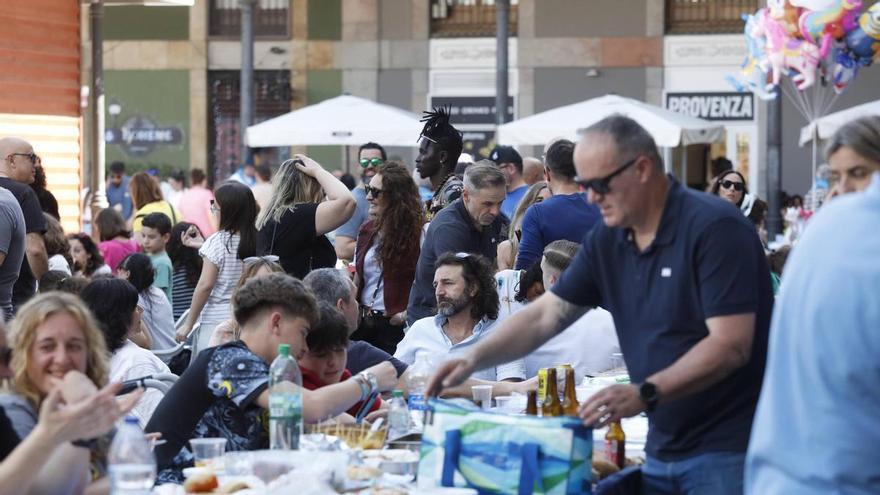 Avilés se bebe la fiesta: la Comida en la Calle supera las expectativas de sus bares, que se quedaron "prácticamente sin existencias"
