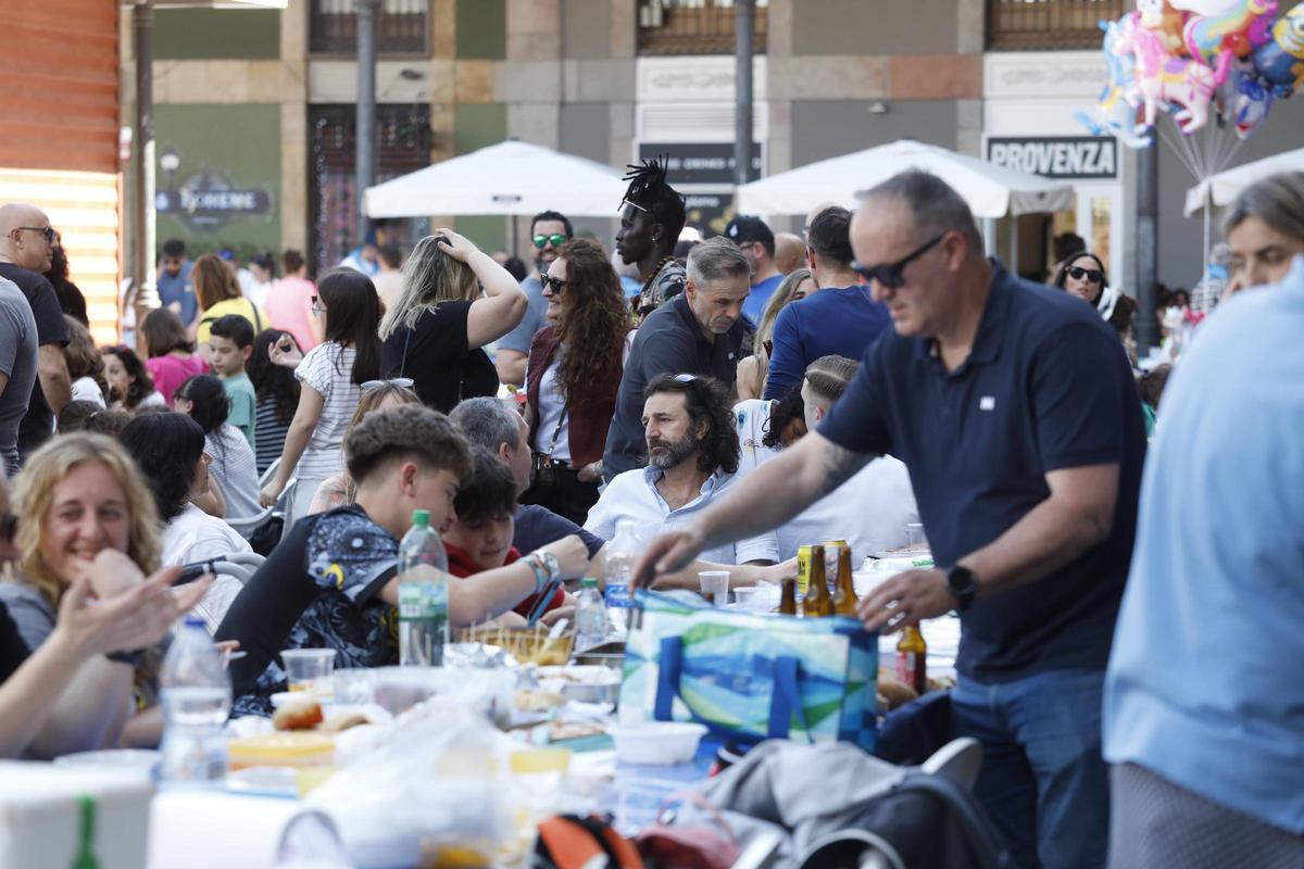 Un grupo de personas en la Comida en la Calle en la plaza de Abastos.