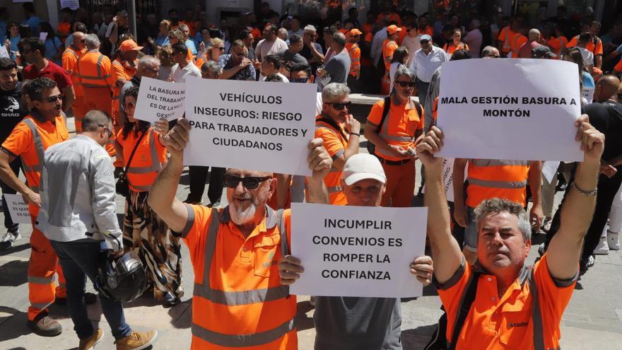 Los trabajadores de Sadeco protestan por su situación