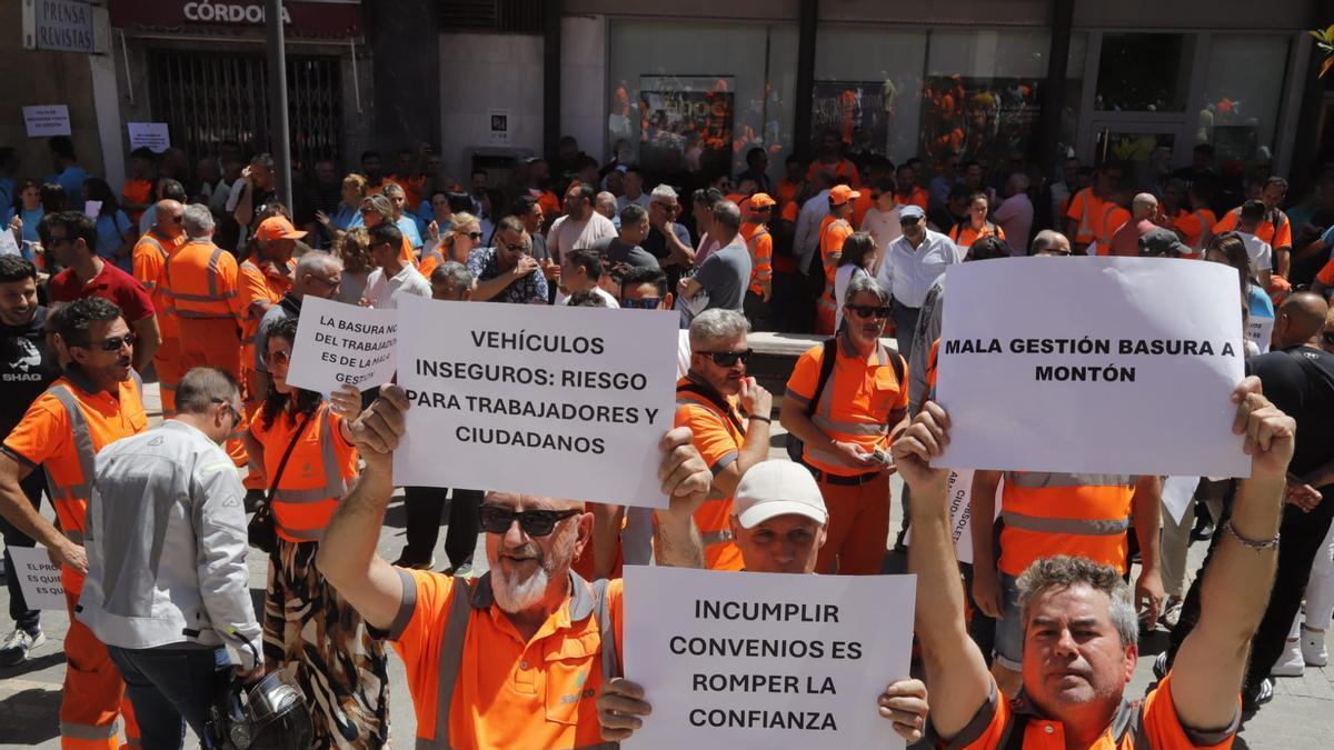 Los trabajadores de Sadeco protestan por su situación