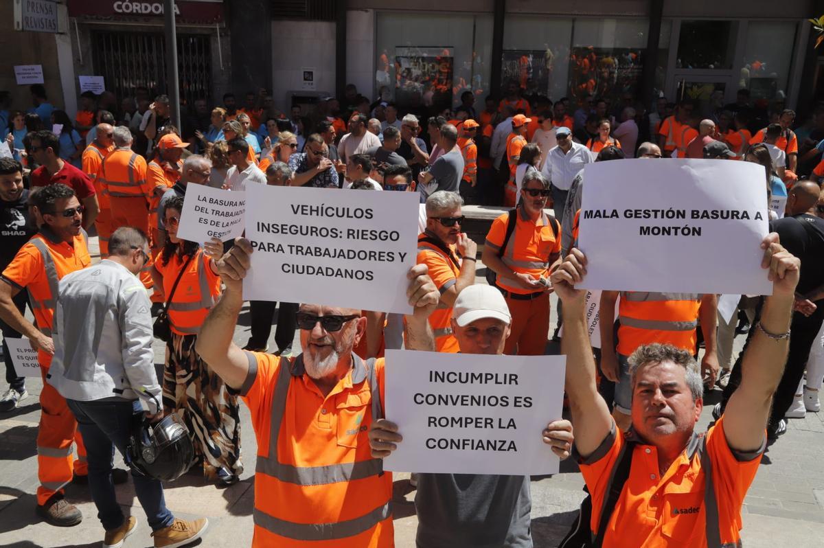 Los trabajadores de Sadeco protestan por su situación
