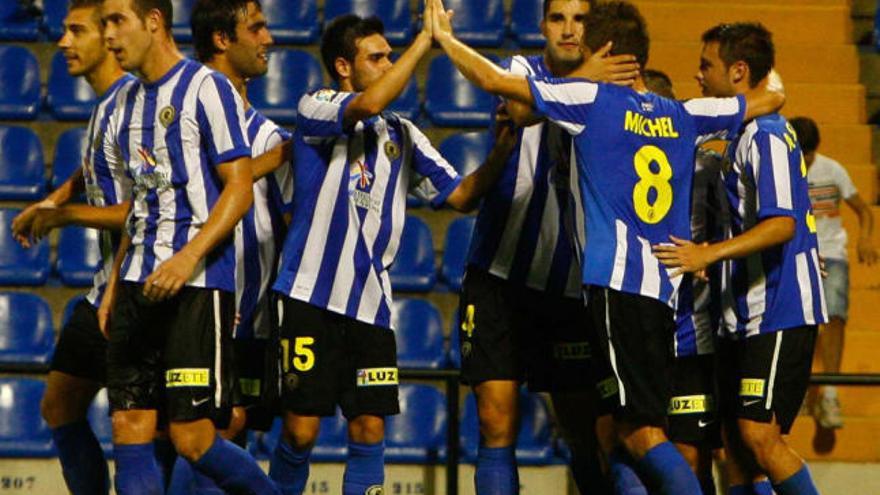 Celebración de los jugadores del Hércules del 2-1 que marcó Míchel de penalti.