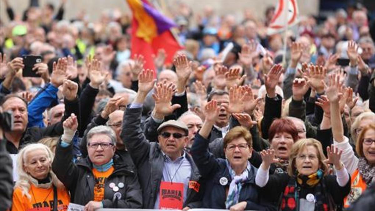 Concentración de pensionistas ante la catedral de Barcelona, el lunes.