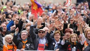 Concentración de pensionistas ante la catedral de Barcelona.