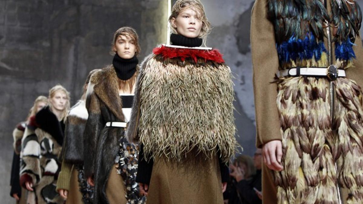 Varias modelos desfilan con las creaciones de la firma Marni, durante la semana de la moda femenina de Milán.