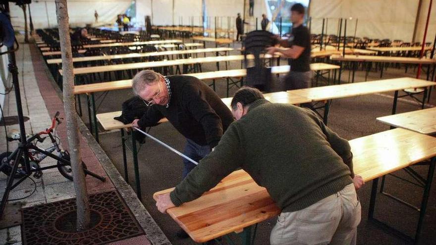 Organizadores y colaboradores apuraban ayer los últimos preparativos en la carpa. // Bernabé/Luismy