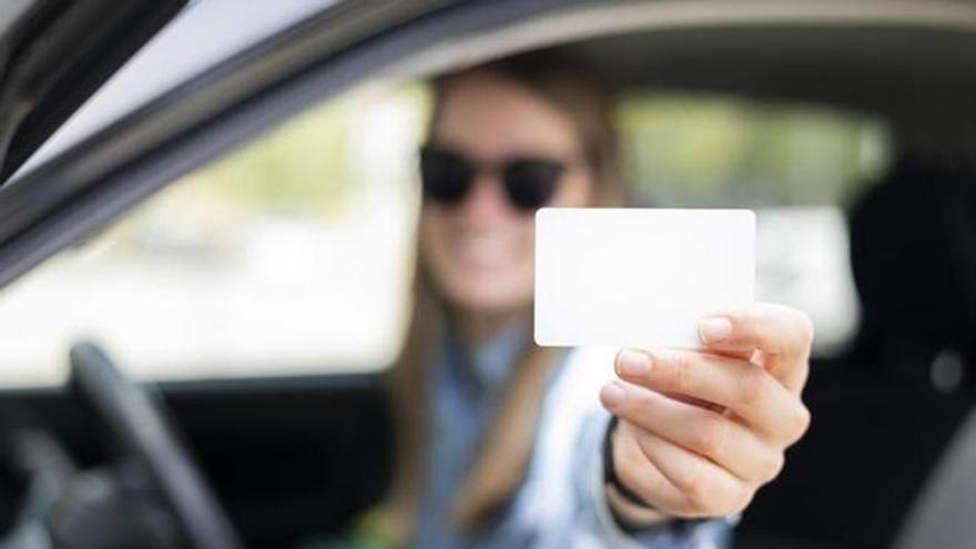 Der Führerschein für Automatikwagen berechtigt nach einem siebenstündigen Kurs zum Fahren von Handschaltungsfahrzeugen