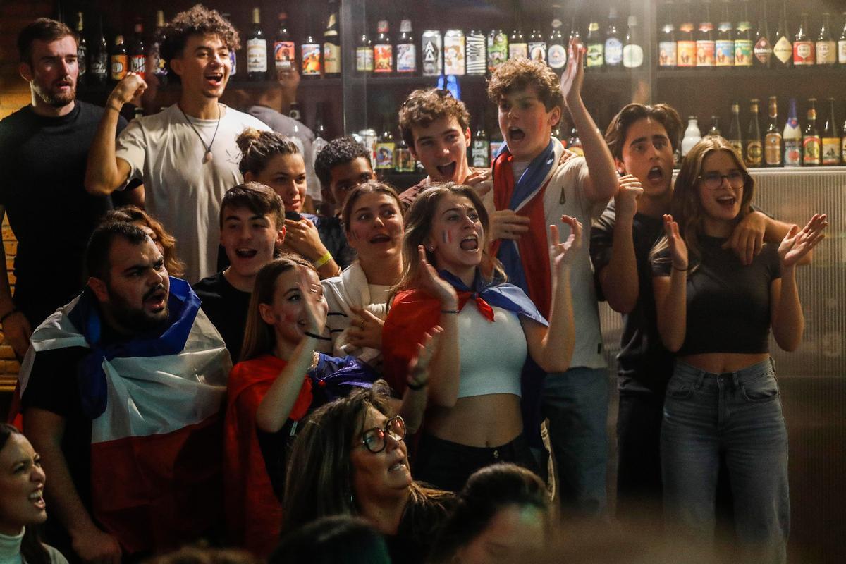 Aficionados franceses en València tras la derrota de su selección