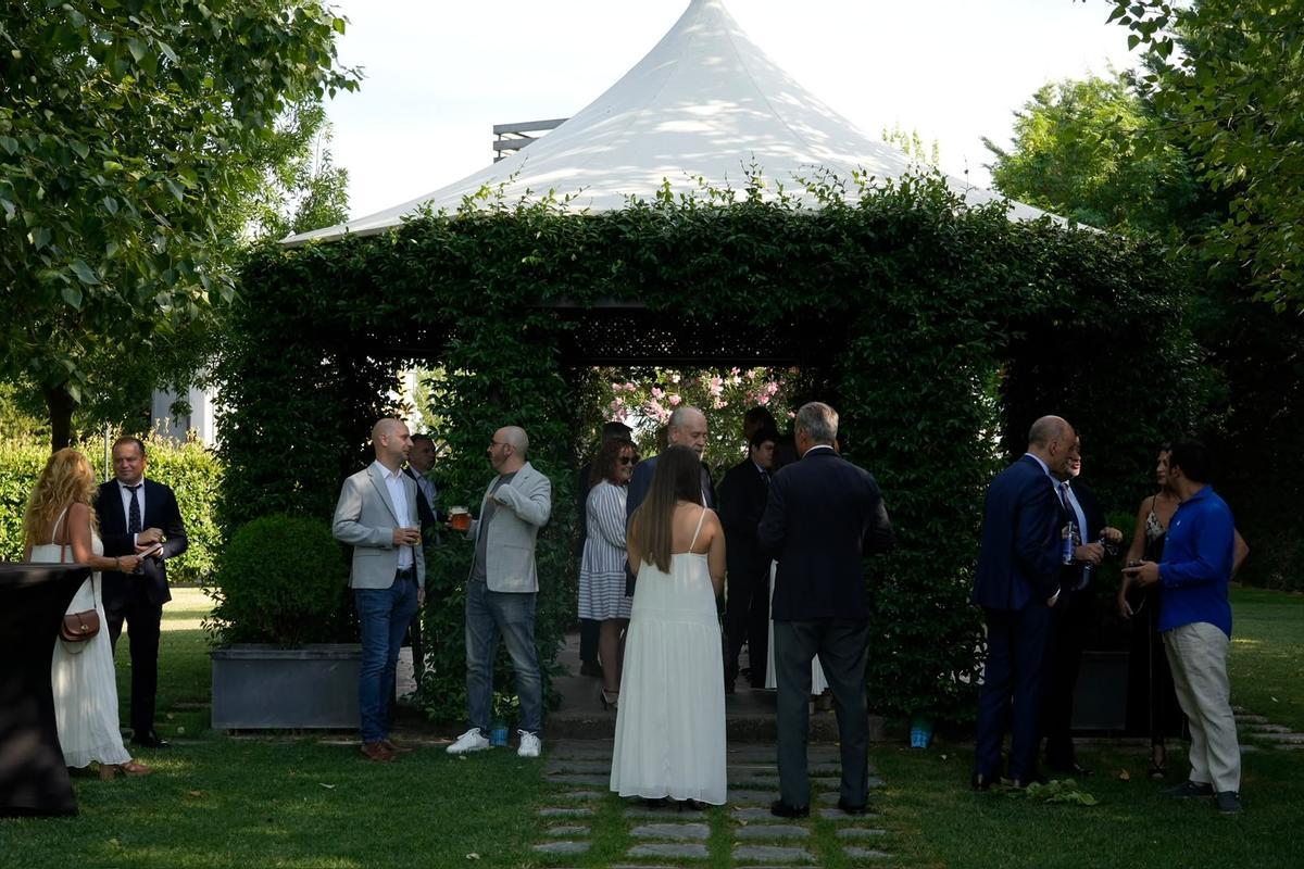 Asistentes que van llegando a la gala de los III Premios Banco Sabadell que se celebran en los Jardines del Rey, en Zamora capital.