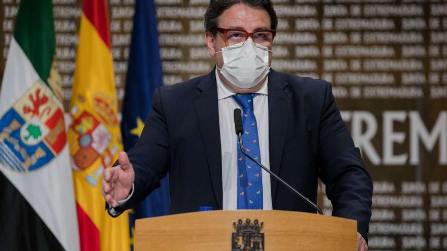 El consejero de Sanidad de Extremadura, José María Vergeles, ayer en rueda de prensa.