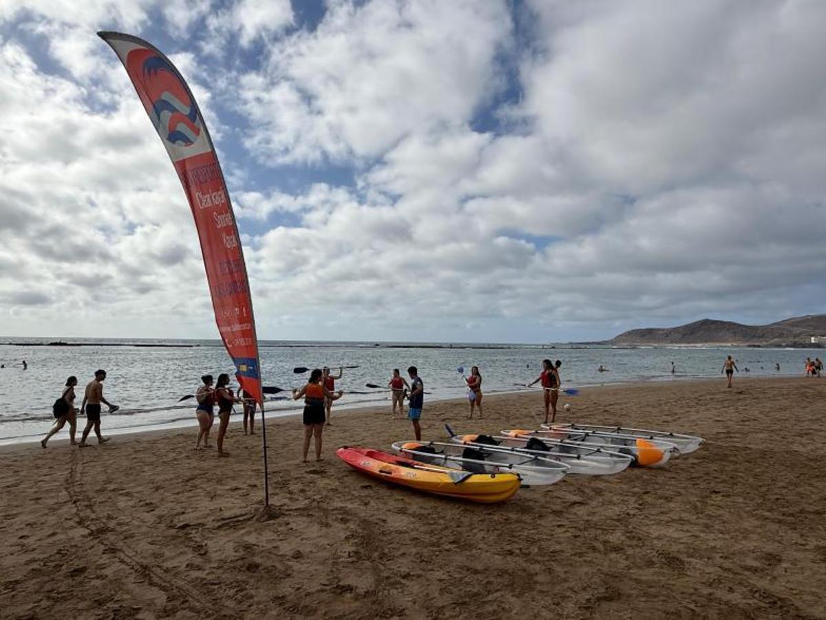 Estudiantes de la Universidad de Calabria disfrutando de un taller en la playa de Las Canteras