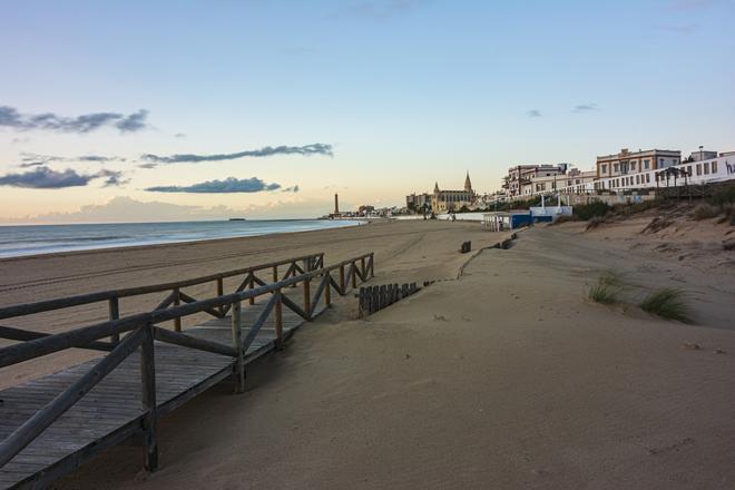 España tsunami - Playa de Chipiona con pasarela de madera