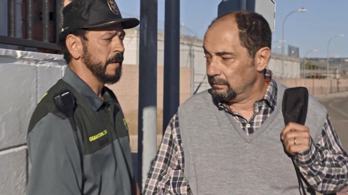 Recio (Jordi Sánchez) saliendo de prisión.