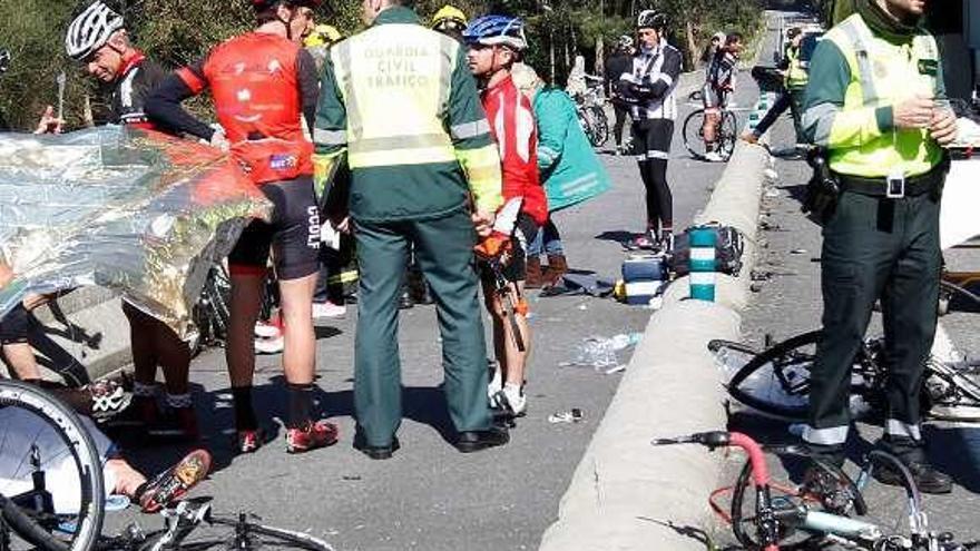 Atropello a varios ciclistas entre Baiona y A Guarda. // FdV