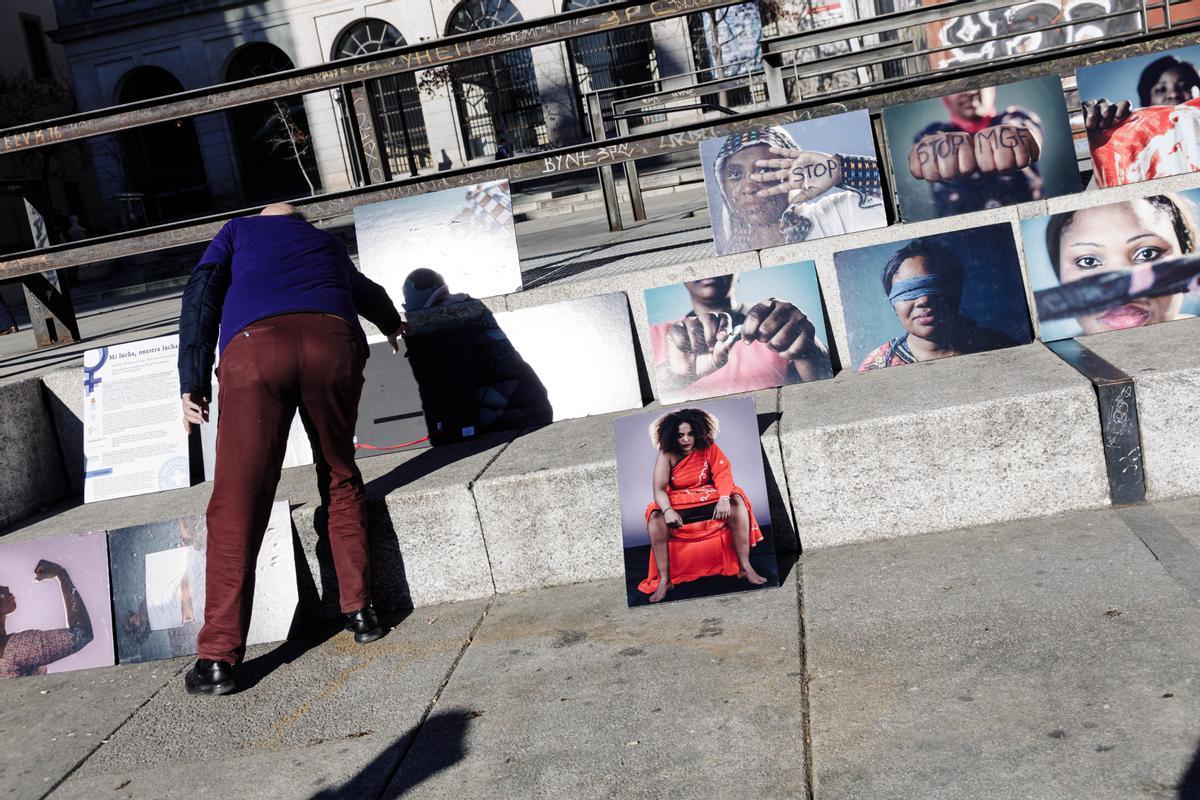 Mujeres activistas de Médicos del Mundo realizan un acto en la plaza del Museo Reina Sofía para desmontar los mitos y falsas creencias que contribuyen a perpetuar la mutilación genital femenina.