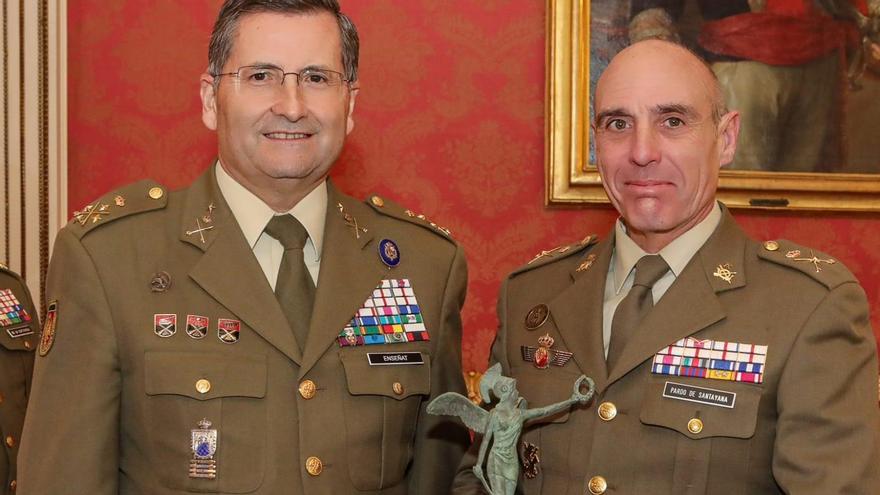 El general Amador Enseñat y Berea entrega el premio a Alfonso Pardo de Santayana