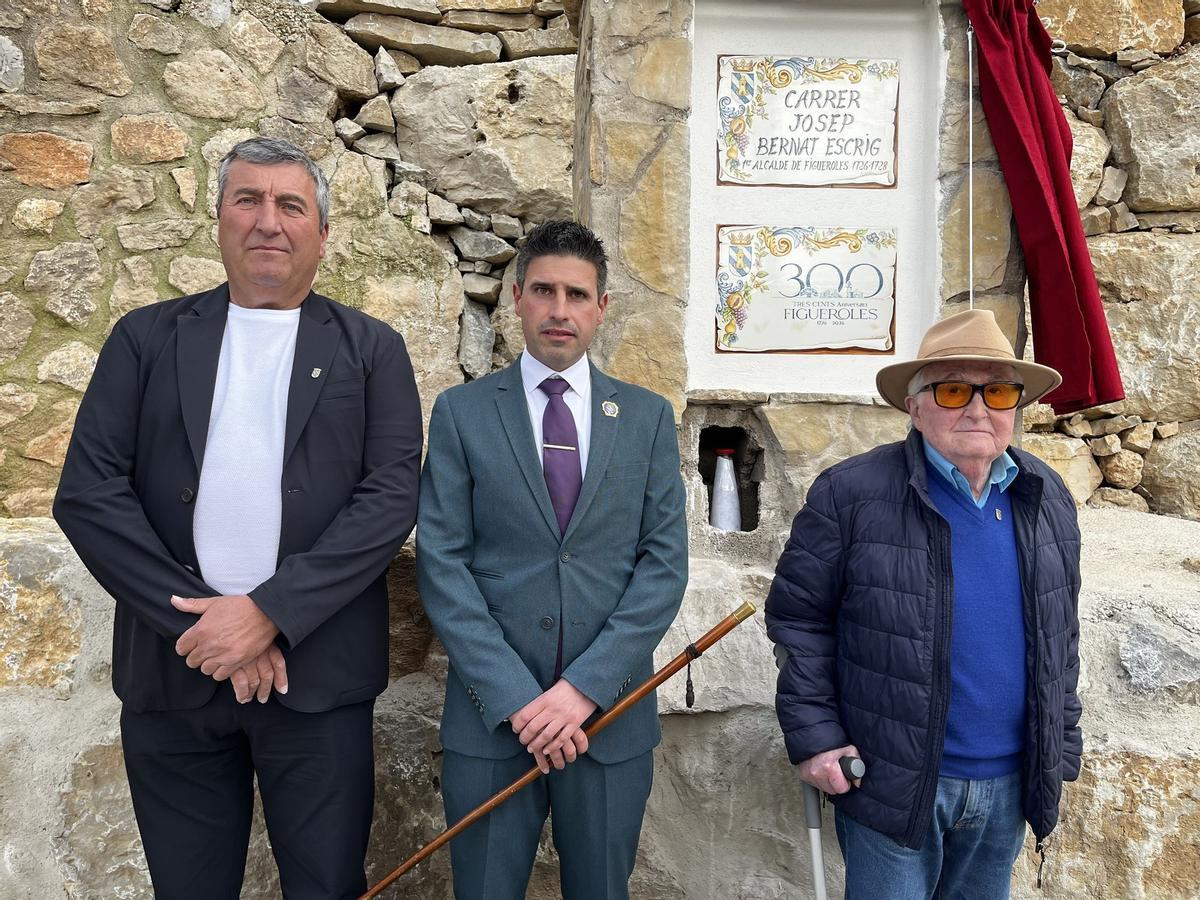 Óscar Escrig junto a los dos últimos alcaldes inaugurando la nueva calle de Figueroles