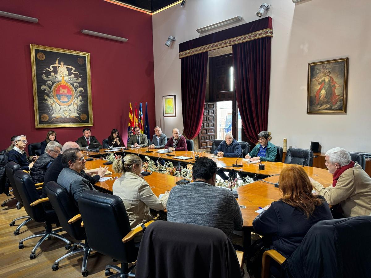 Reunión entre representantes municipales y afectados