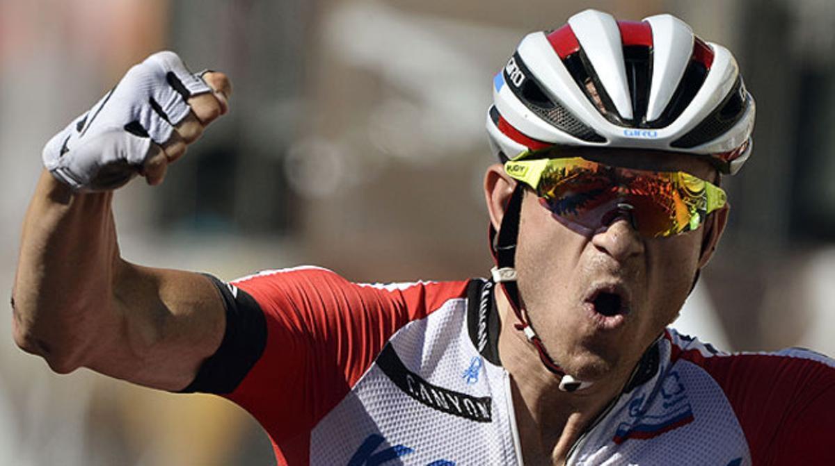 Alexander Kristoff celebra la victòria en la 12a etapa del Tour al travessar la meta a Saint-Etienne