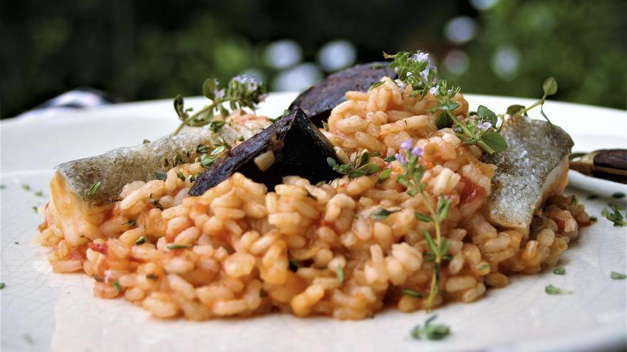 Bacallà a la brasa amb arròs de botifarra i garoines