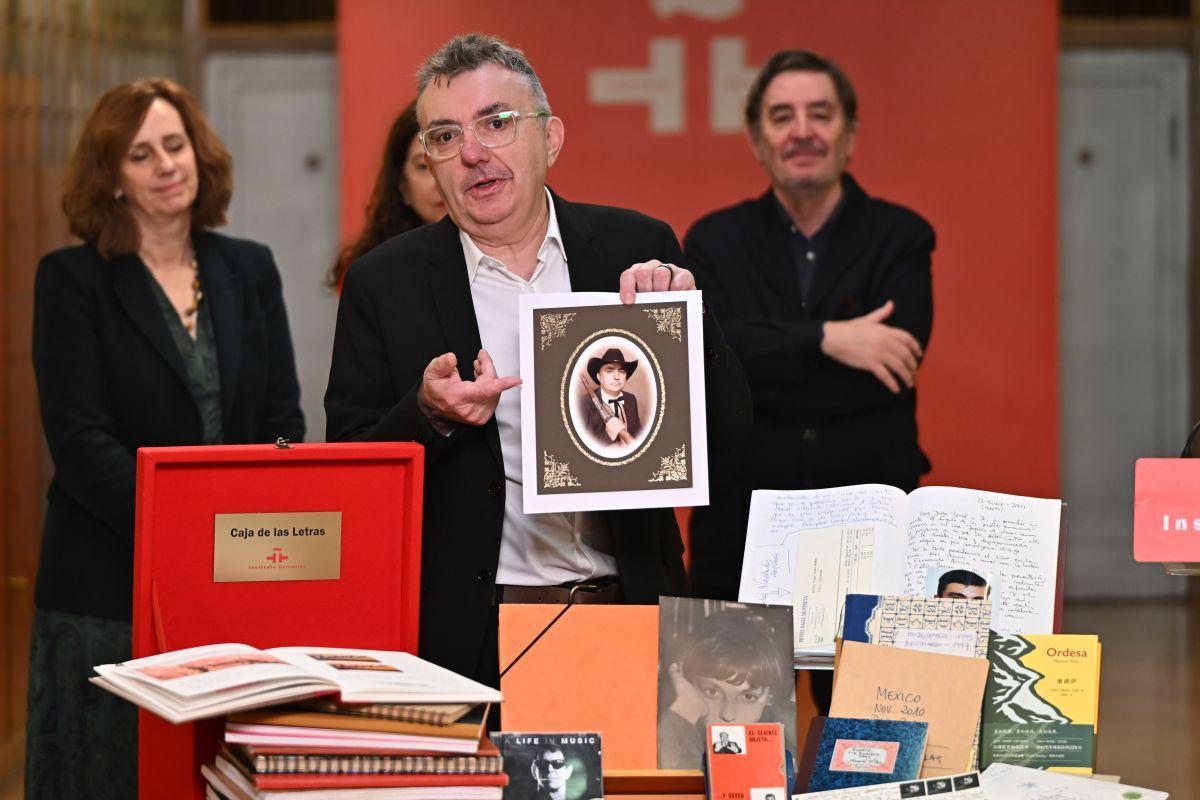 Manuel Vilas, con una de las fotos personales que ha depositado en la Caja de las Letras.