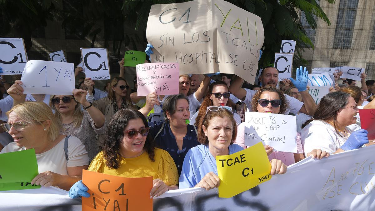 Auxiliares de enfermería, este viernes, a las puertas del Hospital Insular.
