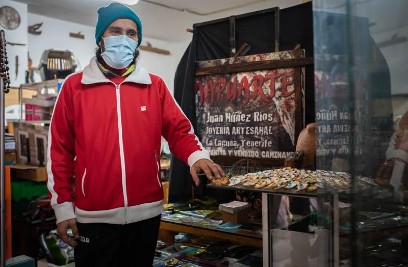 Juan Núñez cierra su joyería con material reciclado por la crisis