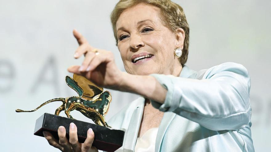 Julie Andrews, con su &quot;León de Oro&quot;. / Efe