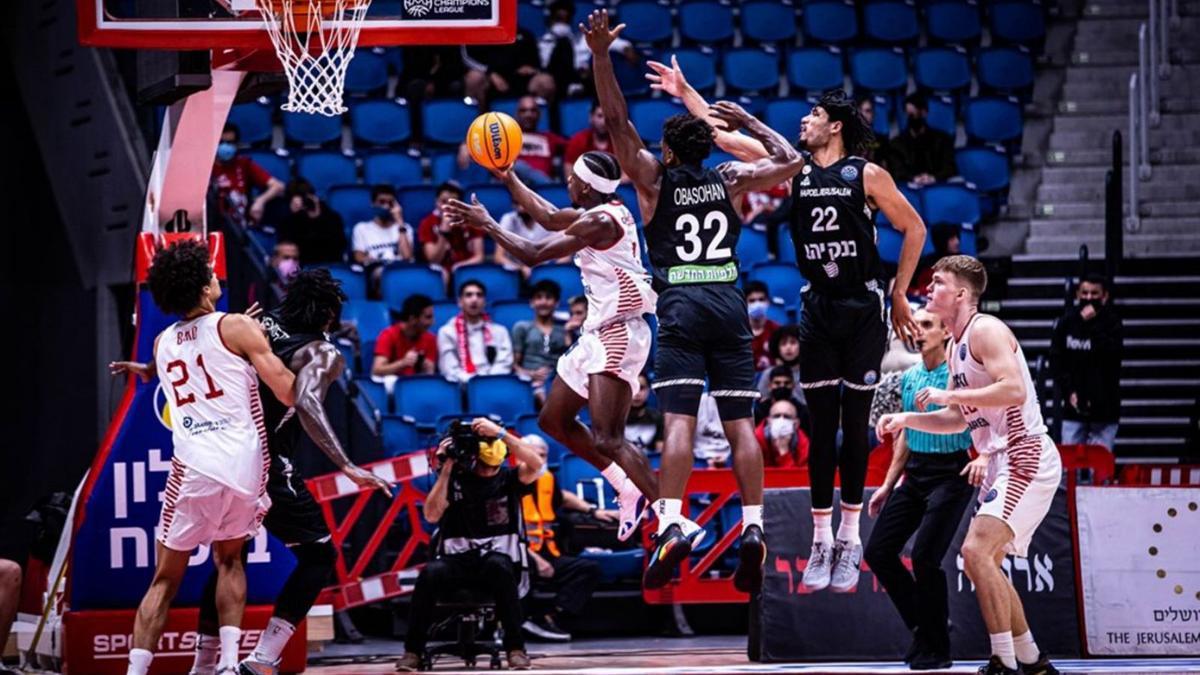 Steinbergs (a la dreta de tot) va tenir uns minuts en el partit jugat a Jerusalem l’octubre | FIBA EUROPE