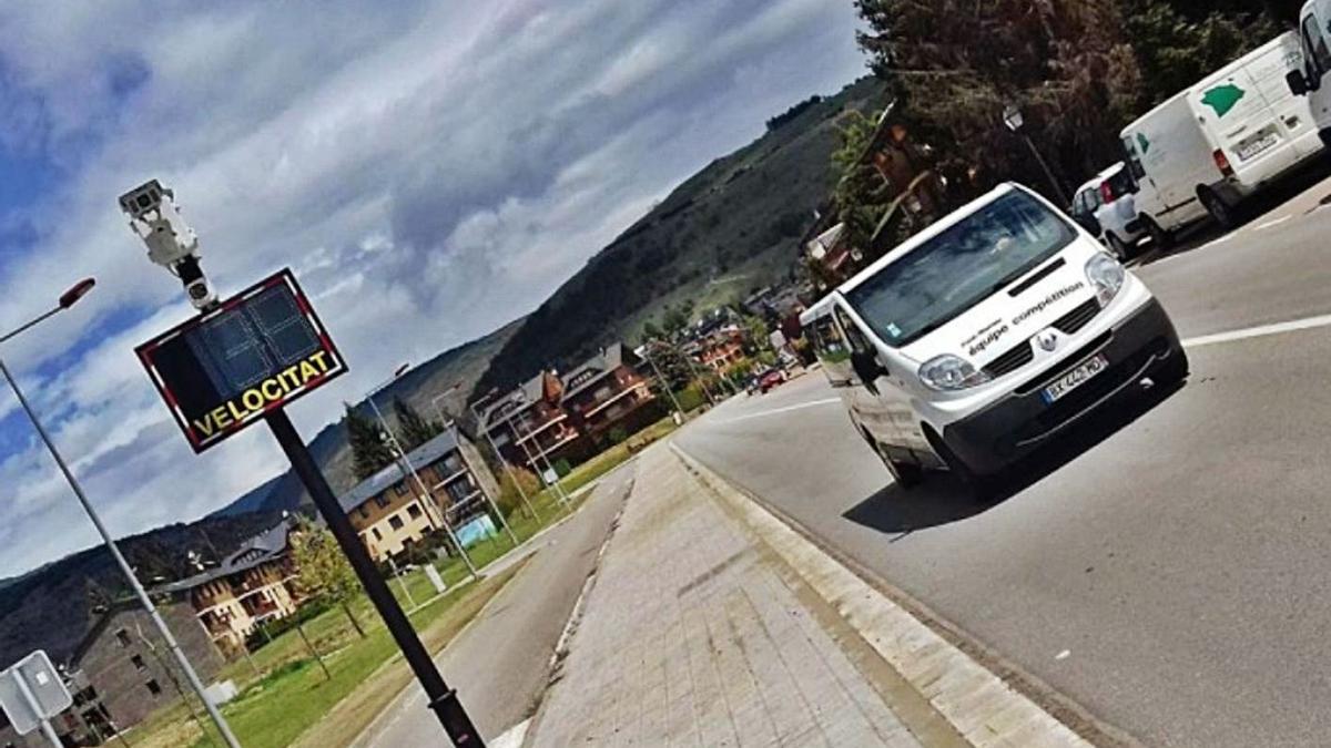 El polèmic radar a l’entrada de Llívia per la carretera N-154. | M.S.