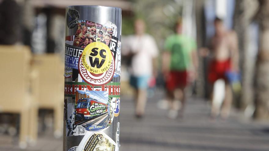 Ich klebe, also bin  ich? Was hinter dem Sticker-Wahn deutscher Mallorca-Urlauber steckt