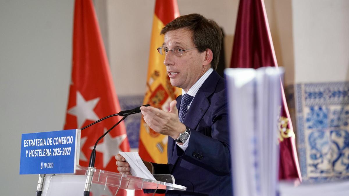 Almeida durante la presentación del plan municipal para el comercio y la hostelería.