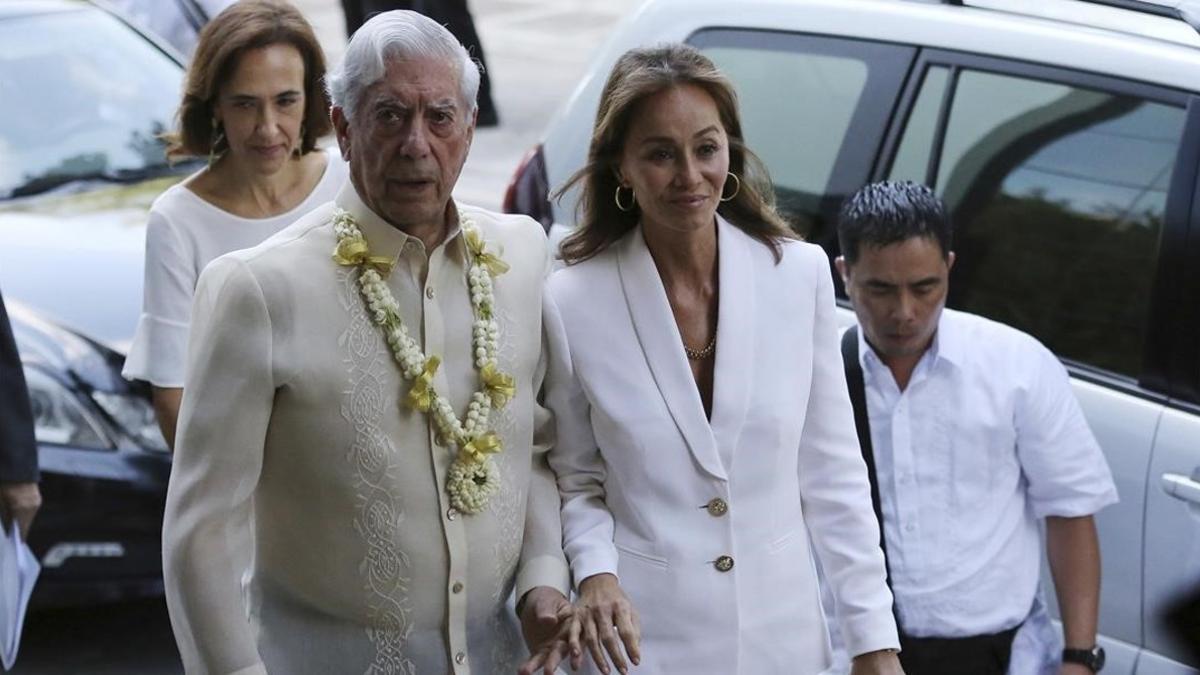 Mario Vargas Llosa conoce a la familia filipina de Isabel Preysler