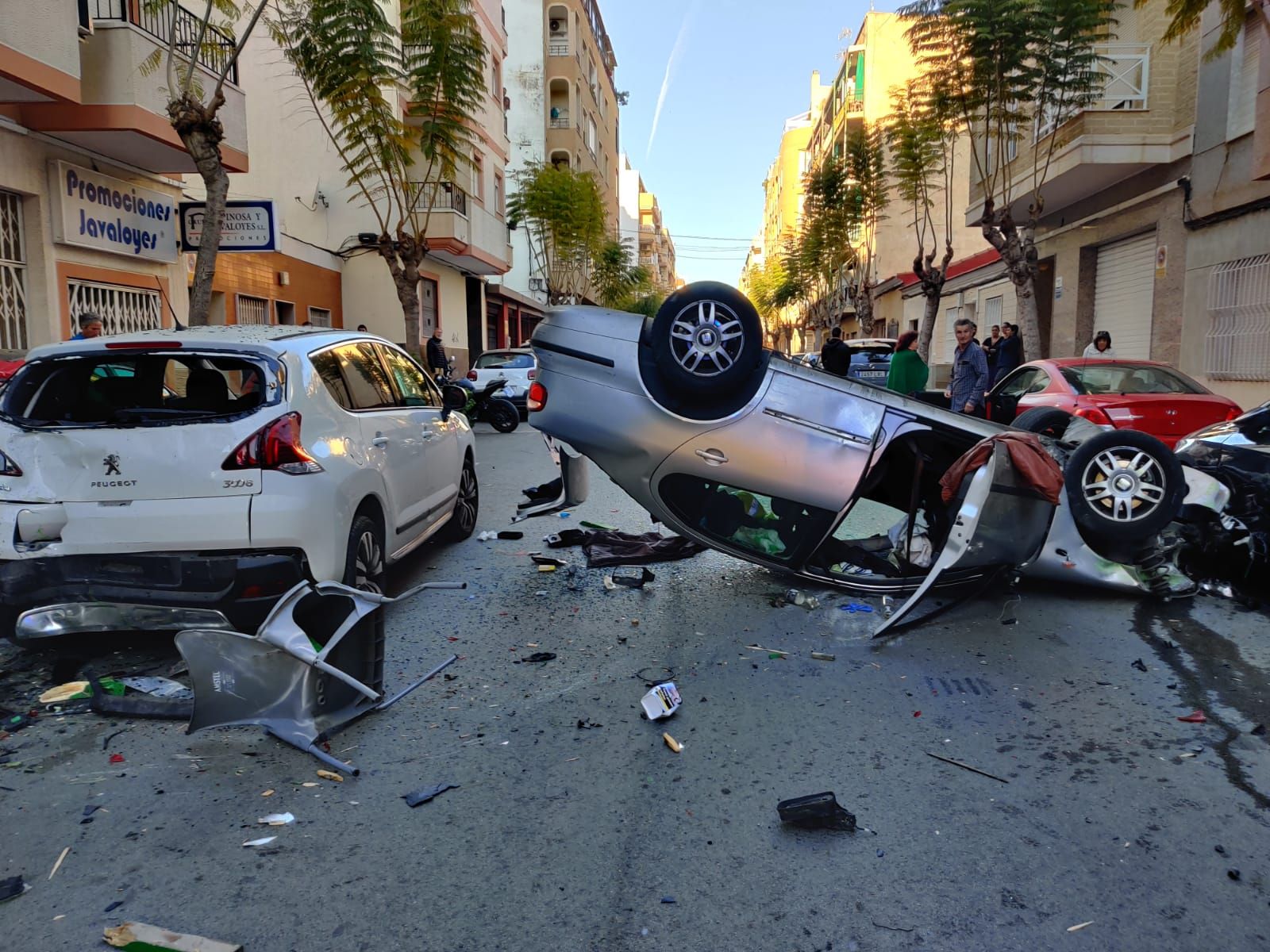 Tres heridos, cinco coches con daños y una terraza destrozada en un aparatoso accidente en la calle Caballero de Rodas, en el centro de Torrevieja