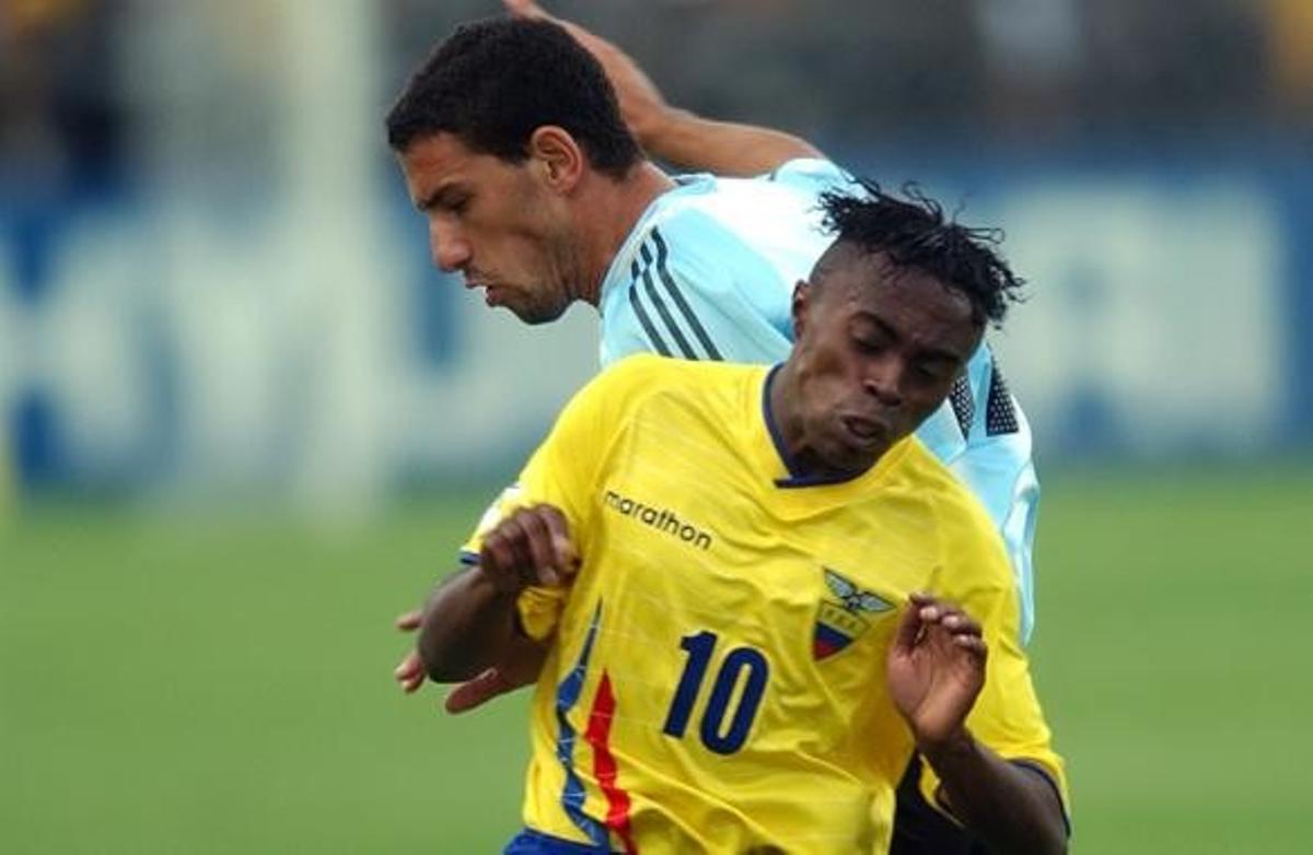 Christian Lara, con la selección de Ecuador ante Argentina