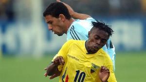 Christian Lara, con la selección de Ecuador ante Argentina