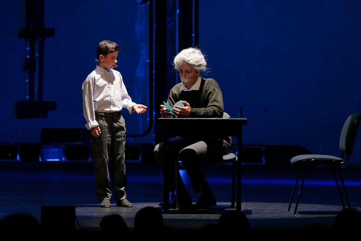 Javier Fernaud y Sergio Lorenzo encarnan a Albert Einstein y su nieto.