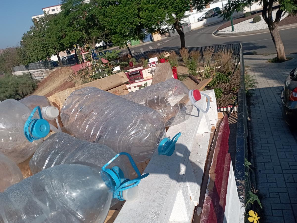 El jardín lo mantiene con un depósito de 500 litros que rellena con garrafas de agua.