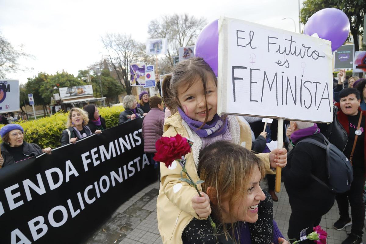 Una pequeña con un cartel en la manifestación del 8M en Córdoba.