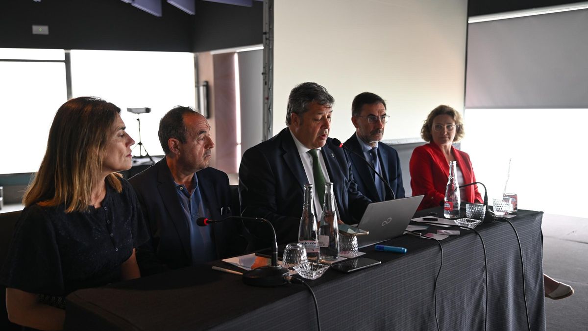De izquierda a derecha, los jueces decanos Cristina Ferrando (Barcelona), Celestino Salgado (Audiencia Nacional), César Martínez (Alicante); César Zenón Calvé (València); y Sonia Vidal (Mallorca).