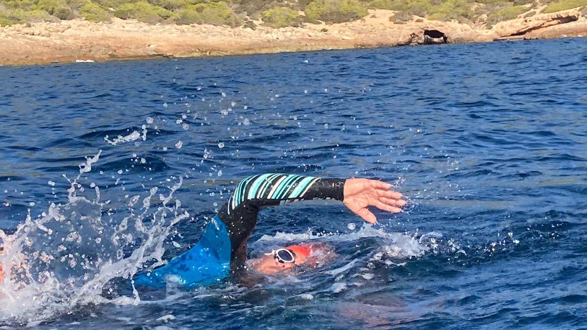 El paratriatleta Javier Vergara cumple con éxito su reto de 5km de natación por una causa benéfica