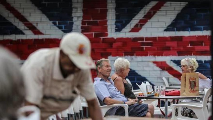 Un grupo de extranjeros toma unas cañas en un bar de Benidorm.