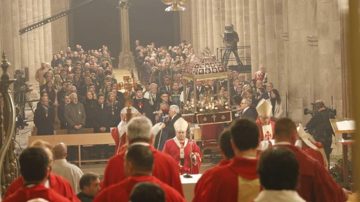 Un momento de la procesión del Cabildo catedralicio desde la Porta do Tesouro, portando la imagen-relicario del Apóstol, el Santiago Coquatrix, pieza de orfebrería del siglo XIV
