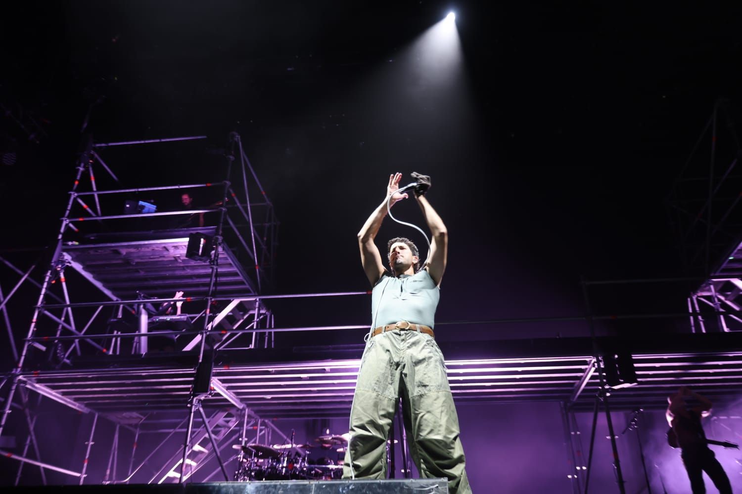 Sebastián Yatra se funde con el público y sus 'Tacones Rojos' pone en pie al Roig Arena