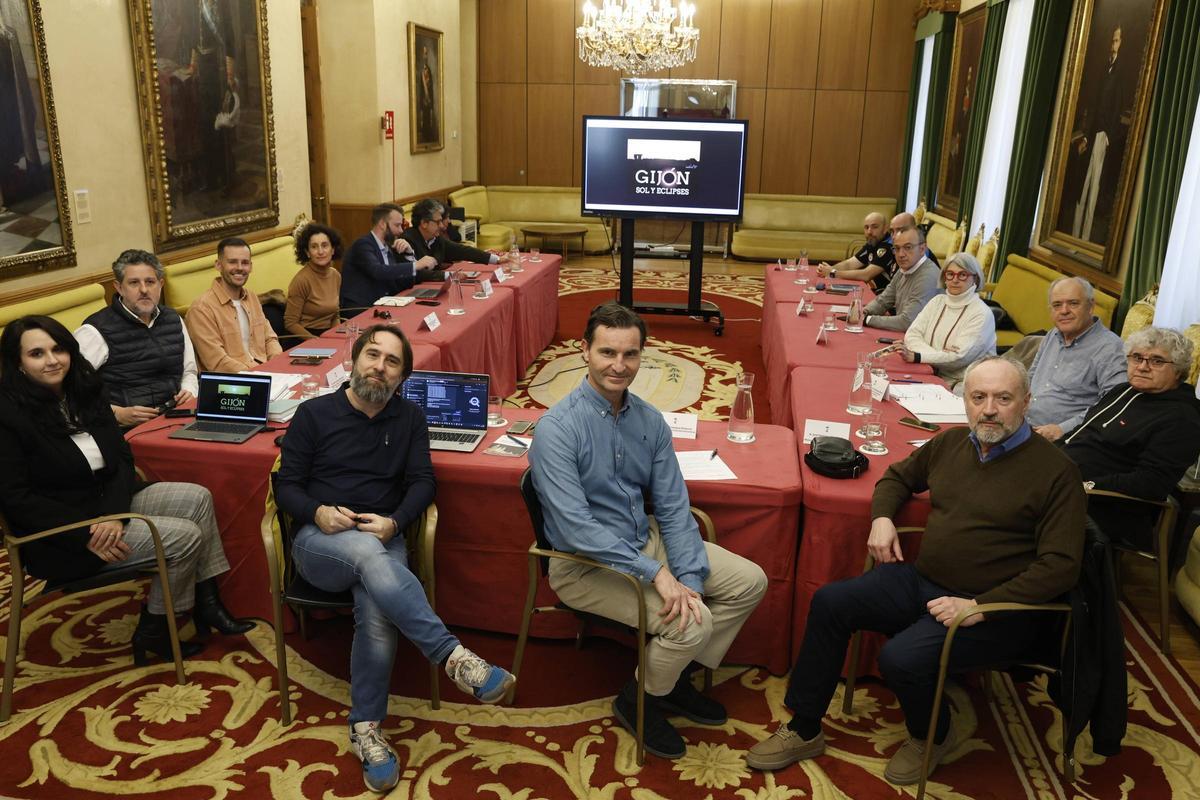 Jorge González-Palacios, en el centro, junto al resto de integrantes de la mesa del eclipse.