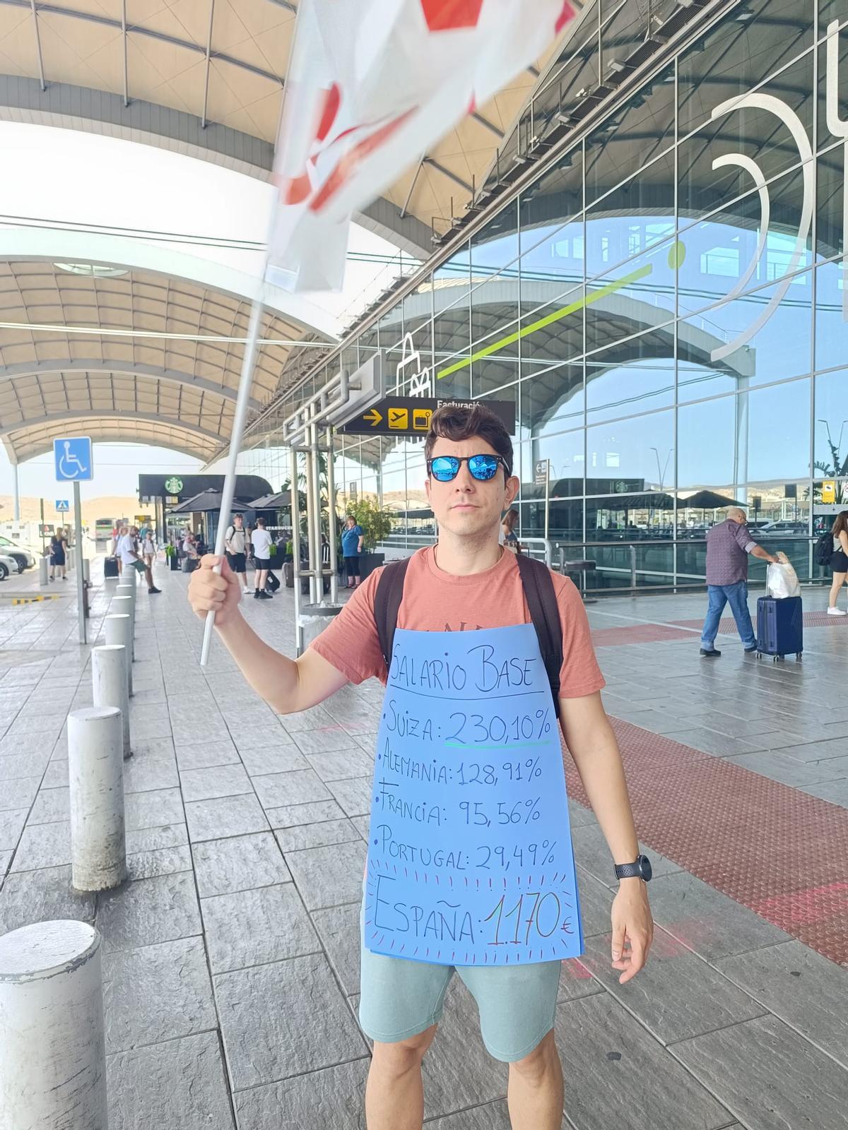Uno de los participantes en la protesta, con un cartel que recalca las diferencias salariales con otras bases europeas de Easyjet.